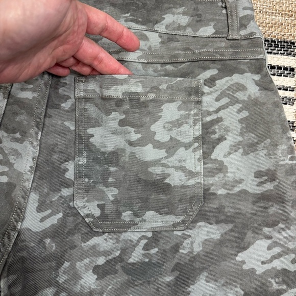 Spanx Stretch Twill Short Stone Wash Camo Pull On Size Large - Picture 3 of 10